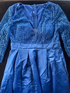 Elegant Long Royal Blue V-Neck Lace Bodice Pleated Wedding Dress